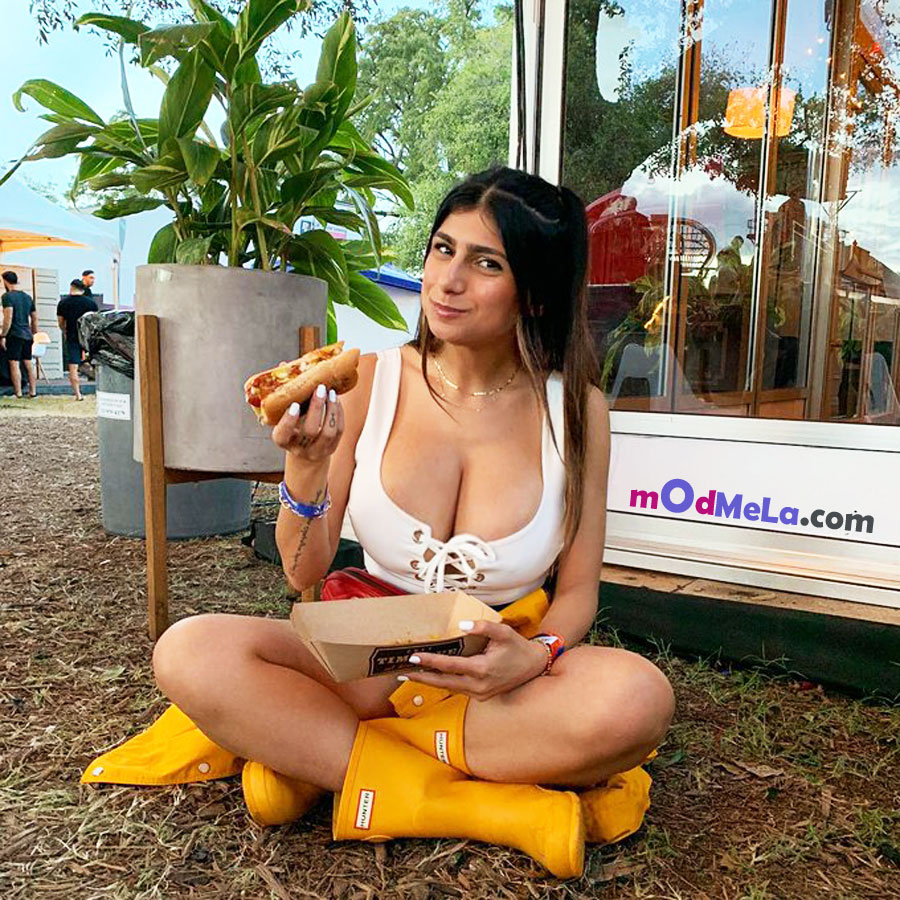 mia khalifa happy eating outside
