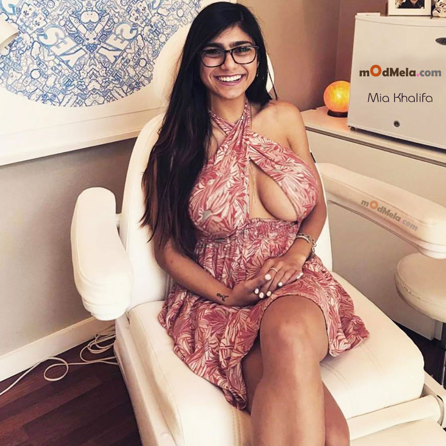 big smile of mia khalifa in glasses