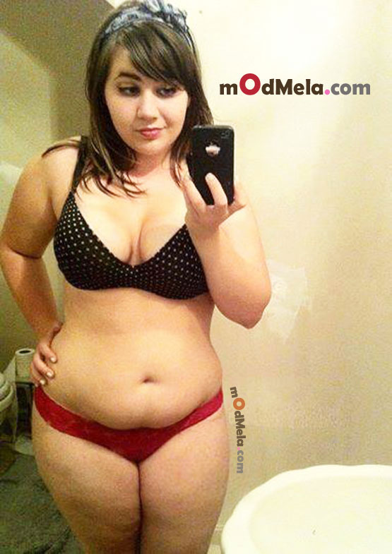 plus size mod in red panties n black bra Selfie